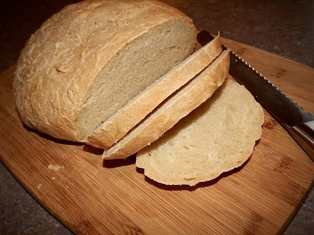 パンとパン切り包丁